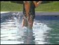 Paris Hilton am�rrie dans la piscine de ce chanceux 